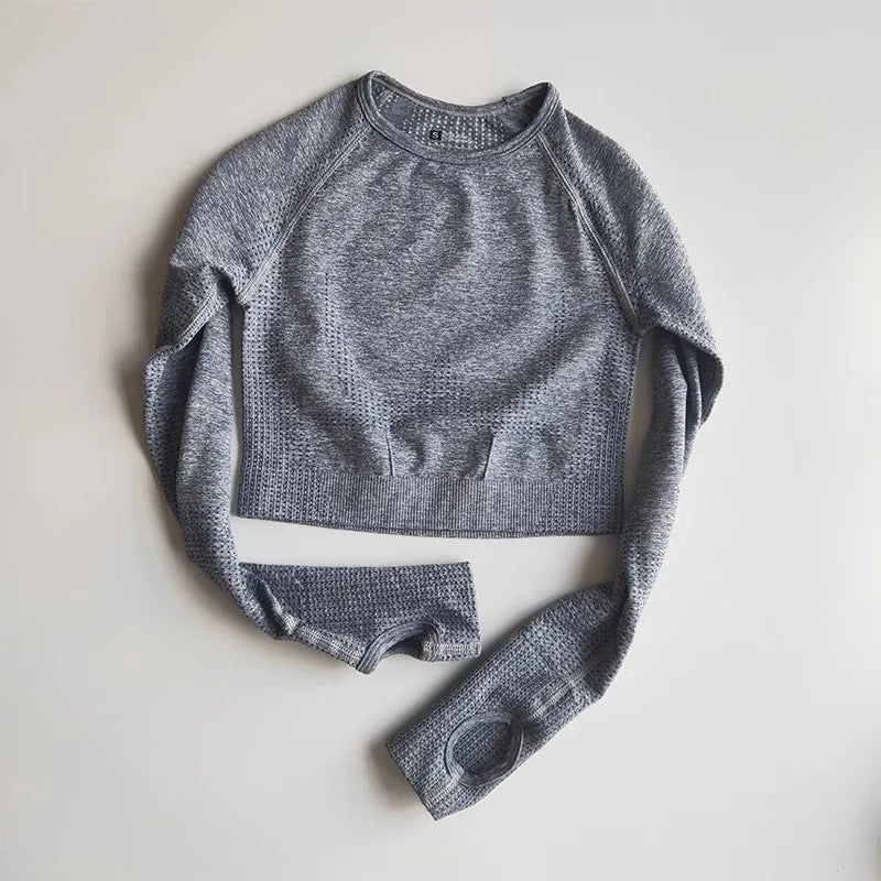 long-sleeve yoga crop top with a built-in bra —perfect for workouts, yoga sessions, or summer activewear.