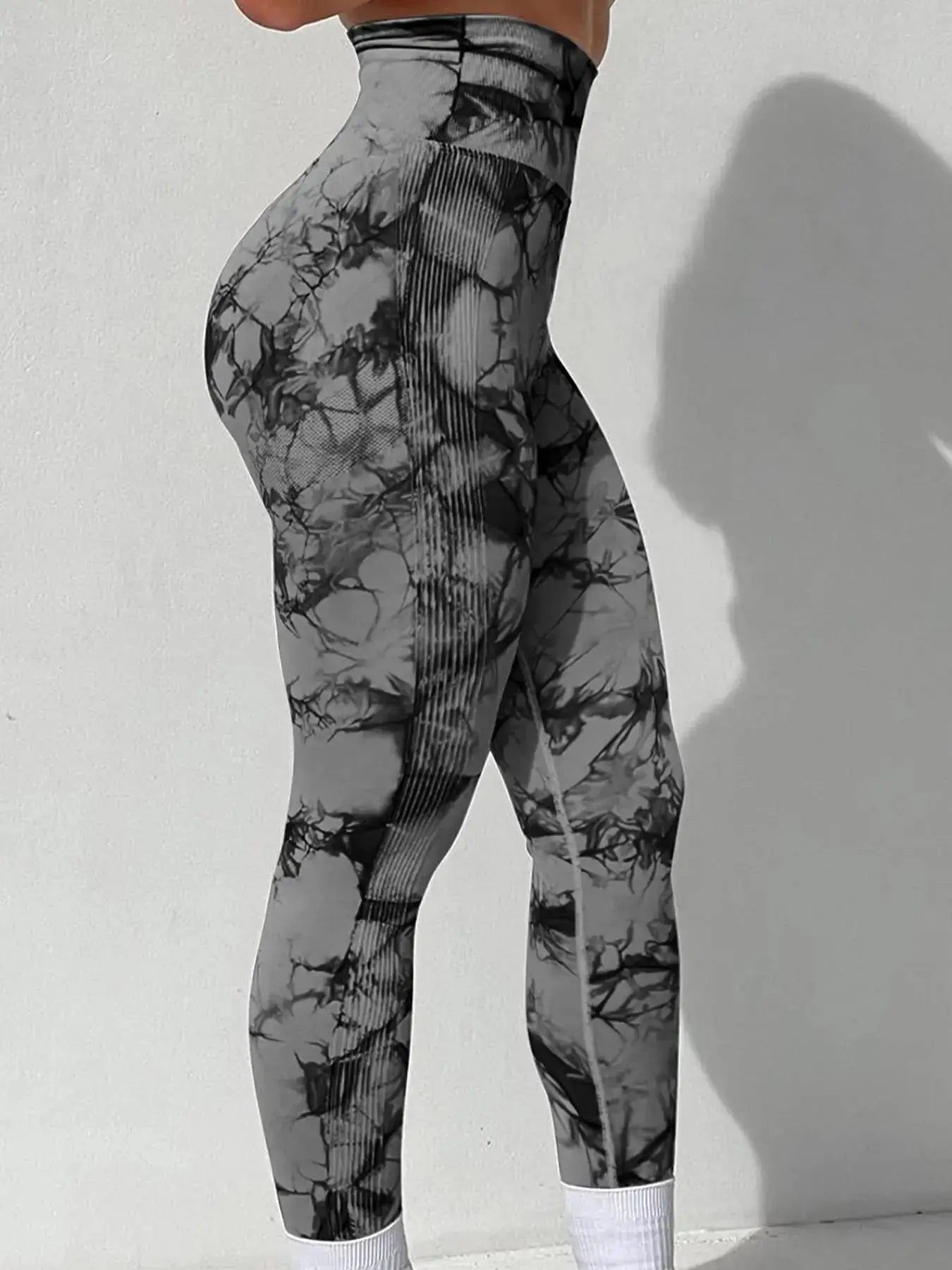 seamless bleach peach butt high waist yoga leggings with butt-lifting and curve-enhancing design for yoga, running, and workouts.